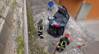 Falconara Marittima - Auto precipita per tre metri: 4 feriti, grave una donna